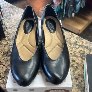 New EARTH Woodbury Black Leather Wedge Pumps Slip-on Women's Shoes 7.5